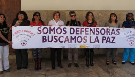 Líderes de organizaciones femeninas sobre la perspectiva de una Colombia sin armas, sujetan pancarta defendiendo la paz