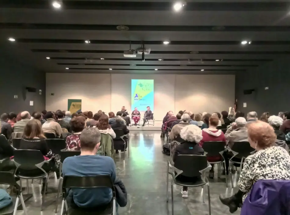 Ponentes y asistentes en el debate en el Human Fest de Valencia sobre el papel de las mujeres en la paz de Colombia.
