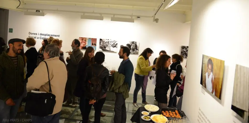 Asistentes a la exposición "Dones i desplaçament forçat a Colòmbia"