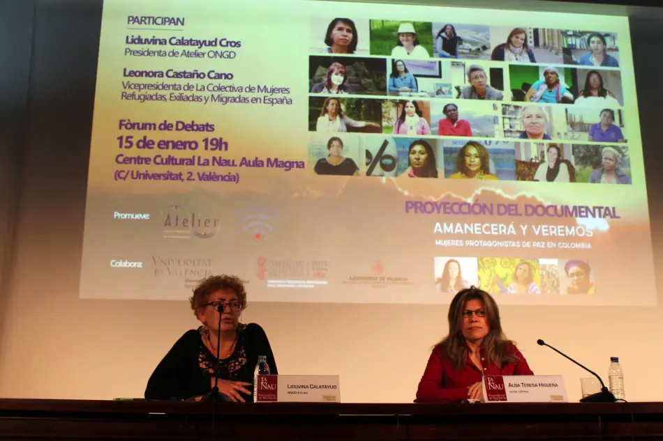 Presentamos el documental “Amanecerá y veremos. Mujeres protagonistas de paz en Colombia” en el Fòrum de Debats de la Universitat de València, debate posterior con Liduvina Calatayud, Presidenta de Atelier, y Alba Teresa Higuera Buitrago, Presidenta de la Colectiva de Mujeres Refugiadas, Exiliadas y Migradas en España e integrante de la Mesa de Apoyo en la imagen.
