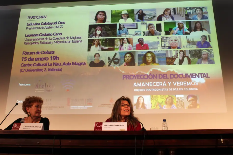 Presentamos el documental “Amanecerá y veremos. Mujeres protagonistas de paz en Colombia” en el Fòrum de Debats de la Universitat de València, debate posterior con Liduvina Calatayud, Presidenta de Atelier, y Alba Teresa Higuera Buitrago, Presidenta de la Colectiva de Mujeres Refugiadas, Exiliadas y Migradas en España e integrante de la Mesa de Apoyo en la imagen.