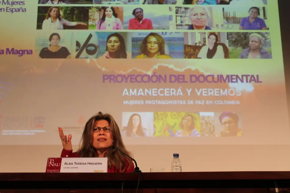 Presentamos el documental “Amanecerá y veremos. Mujeres protagonistas de paz en Colombia” en el Fòrum de Debats de la Universitat de València, debate posterior con Liduvina Calatayud, Presidenta de Atelier, y Alba Teresa Higuera Buitrago, Presidenta de la Colectiva de Mujeres Refugiadas, Exiliadas y Migradas en España e integrante de la Mesa de Apoyo en la imagen.