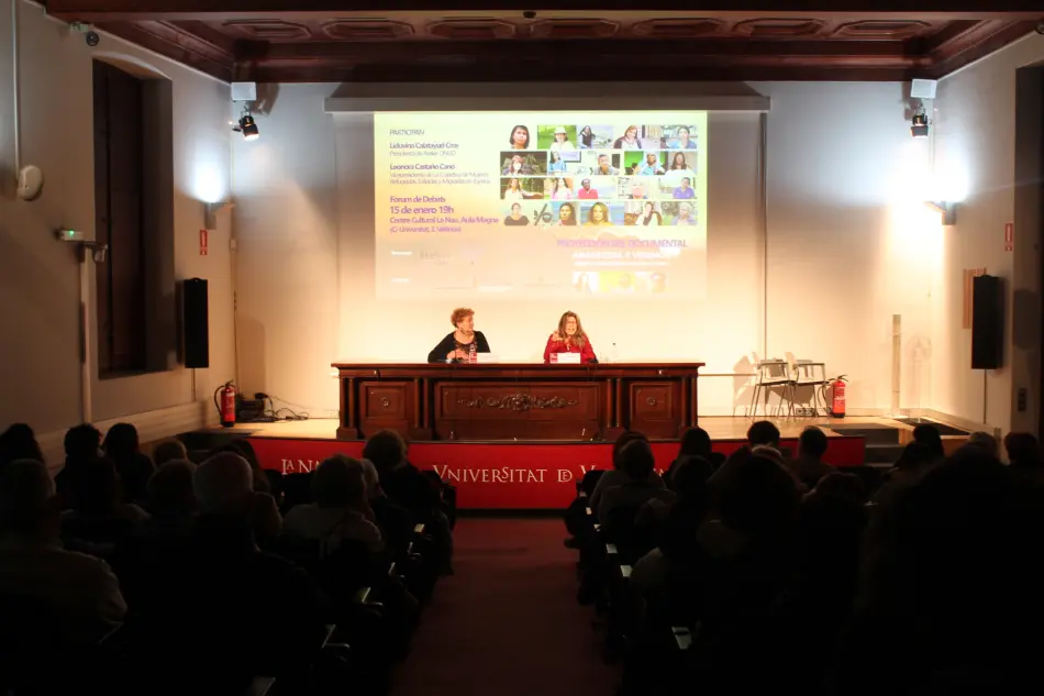Grupo de gente viendo el documental “Amanecerá y veremos. Mujeres protagonistas de paz en Colombia” en el Fòrum de Debats de la Universitat de València,