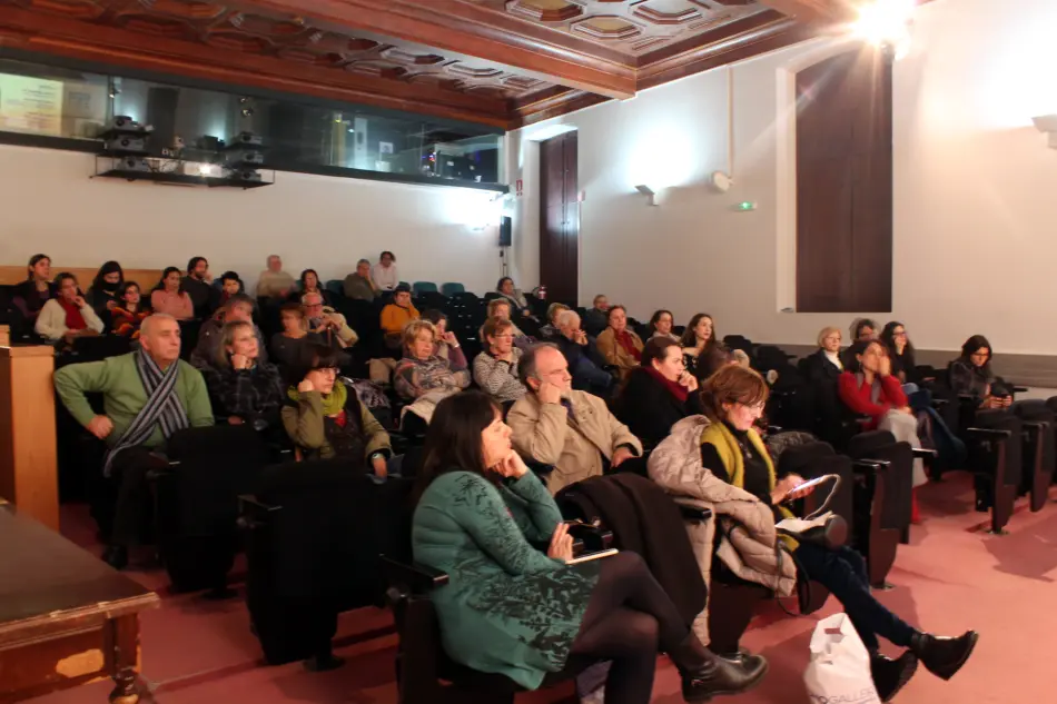 Grupo de gente viendo el documental “Amanecerá y veremos. Mujeres protagonistas de paz en Colombia” en el Fòrum de Debats de la Universitat de València,