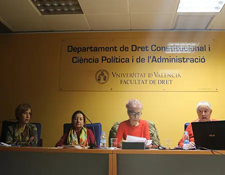 Sesión del Máster en Derechos Humanos, Paz y Desarrollo Sostenible de la Universitat de València, Facultad de Derecho. Pasamos el documental "Amanecerá y veremos". Intervinieron Consuelo Vidal (Atelier ONGD), Leonora Castaño Cano (protagonista del documental y Presidenta de La Colectiva) y Charo Altable (Mesa de Apoyo).