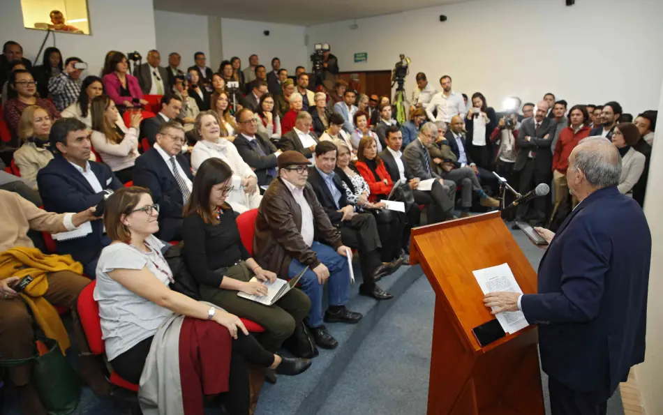 Un centenar de integrantes de la Mesa de La Habana, facilitadores del proceso de paz, congresistas, académicos, periodistas y líderes sociales, entre otros, anunciaron la creación de la iniciativa “Defendamos La Paz”
