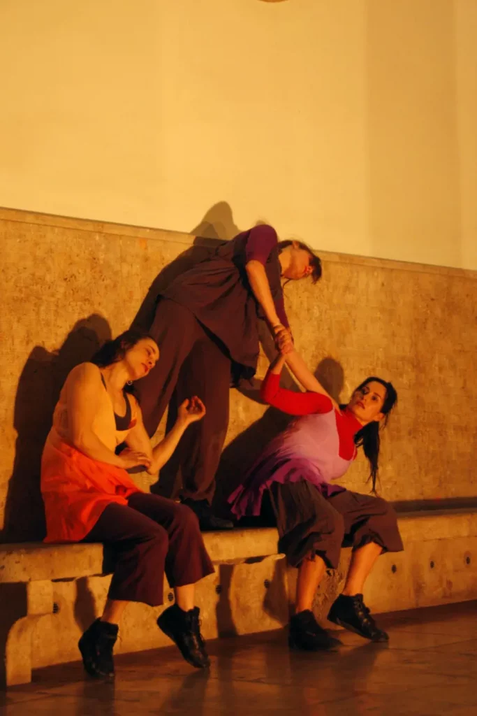 Actuación Títola Teatre en II Jornadas Internacionales: Mujeres, DDHH y Paz en Colombia, en el patio del Centro Cultural de La Nau-Universitat de Valencia,