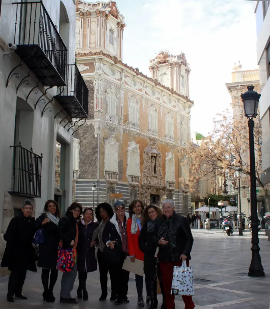 III Jornadas Internacionales Mujeres, DDHH y Paz en Colombia (2016) Imagen de Ponentes paseando por Valencia hacia Centro Cultural La Nau