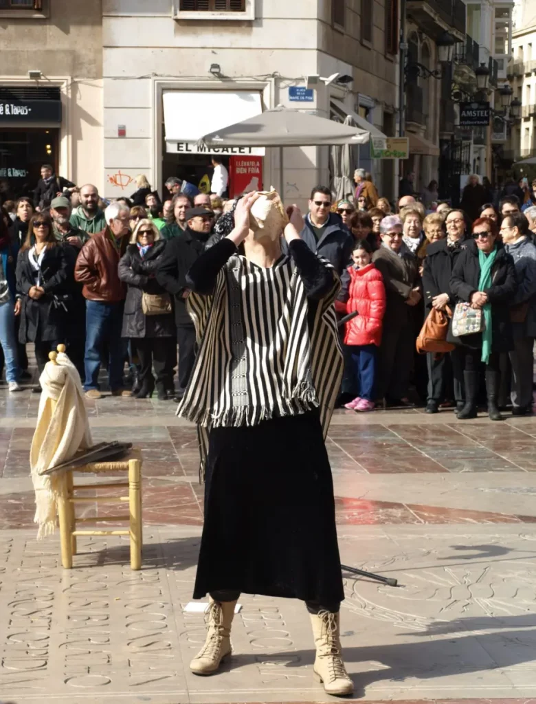 Clausura III Jornadas Internacionales Mujeres, DDHH y Paz en Colombia en la Plaza de la Virgen. Performance en la Plaza.”Pro-Curadoras de Paz” Mujeres en Escena + Teatre Lliure de Benimaclet. Lesbian Banda.