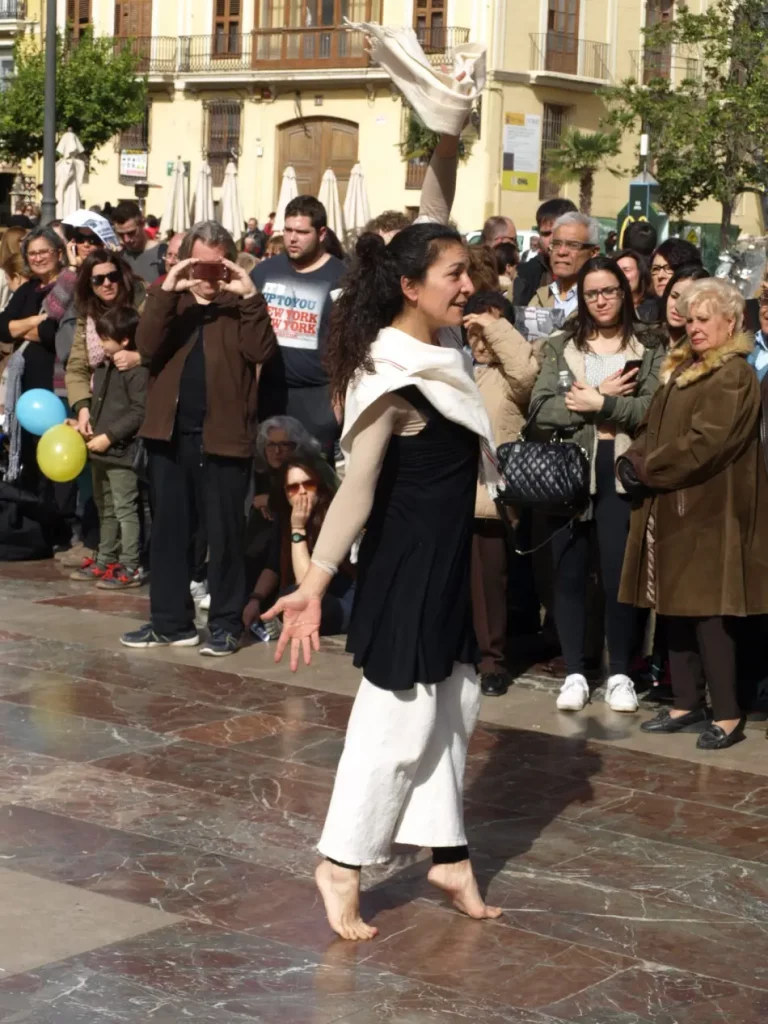 Clausura III Jornadas Internacionales Mujeres, DDHH y Paz en Colombia en la Plaza de la Virgen. Performance en la Plaza.”Pro-Curadoras de Paz” Mujeres en Escena + Teatre Lliure de Benimaclet. Lesbian Banda.