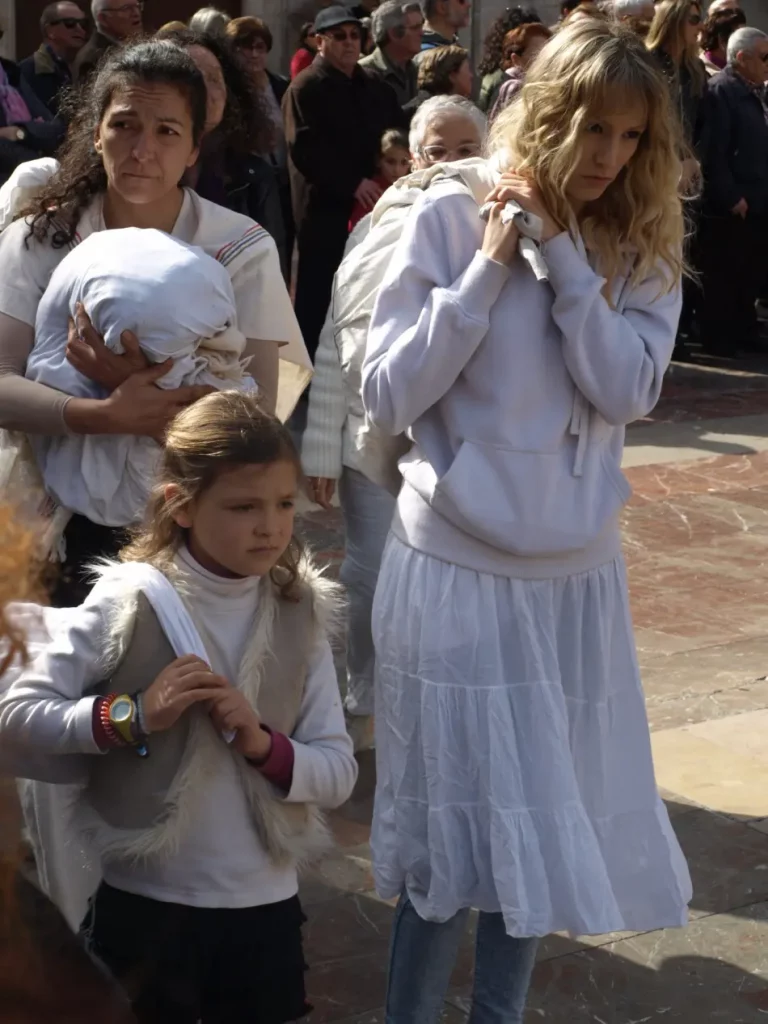 Clausura III Jornadas Internacionales Mujeres, DDHH y Paz en Colombia en la Plaza de la Virgen. Performance en la Plaza.”Pro-Curadoras de Paz” Mujeres en Escena + Teatre Lliure de Benimaclet. Lesbian Banda.