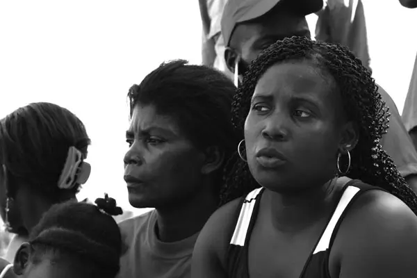 2006. Mujeres del río Anchicaya cuentan como, 6 años atrás, la EPSA vertió los residuos al abrir las compuertas de la presa. Valle del Cauca. Fotografía: marbla