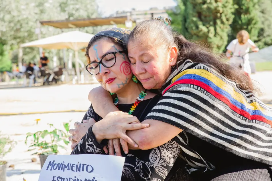 Objetos memoria Norah, mujer abrazando a otra