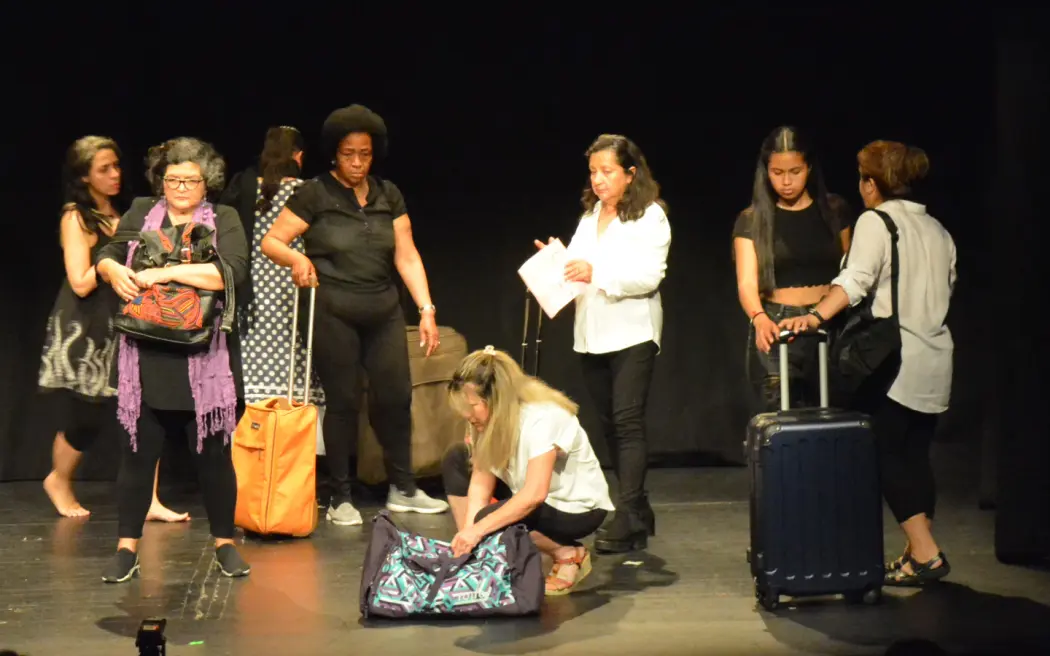 Mujeres exilio Colombia escena teatro mujeres con maletas