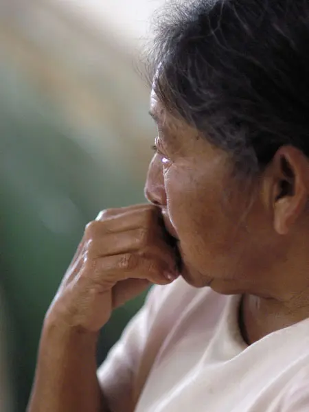 2005. El 18 de agosto, las FARC mataron a 4 indígenas en la vereda Ubarbá, de Riosucio. La guerrilla no se pronunció sobre estos hechos. En la imagen, una mujer llora durante el funeral de uno