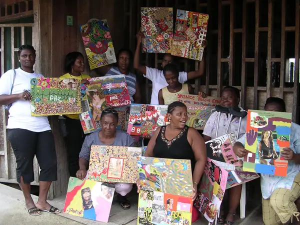 Mujeres con carteles reclamando la paz