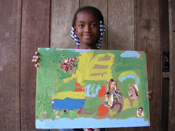 Niña muestra pintura sobre Mujeres desplazadas por la guerra en Colombia