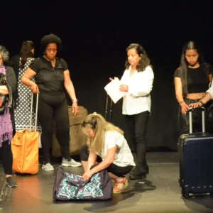 Mujeres exilio Colombia escena teatro mujeres con maletas