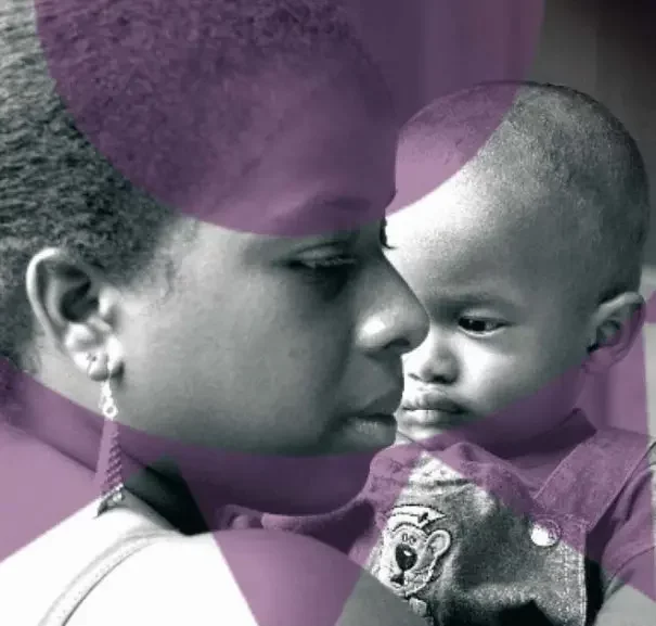 Mujer desplazada con su bebé